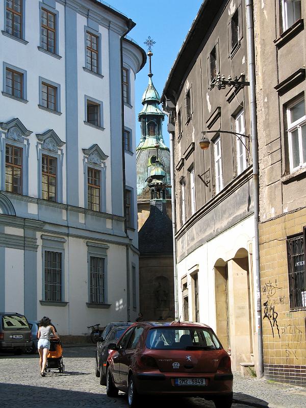 IMG_2982.jpg - Univerzitní ul. s výhledem na Kapli Sv.Jana Sarkandla