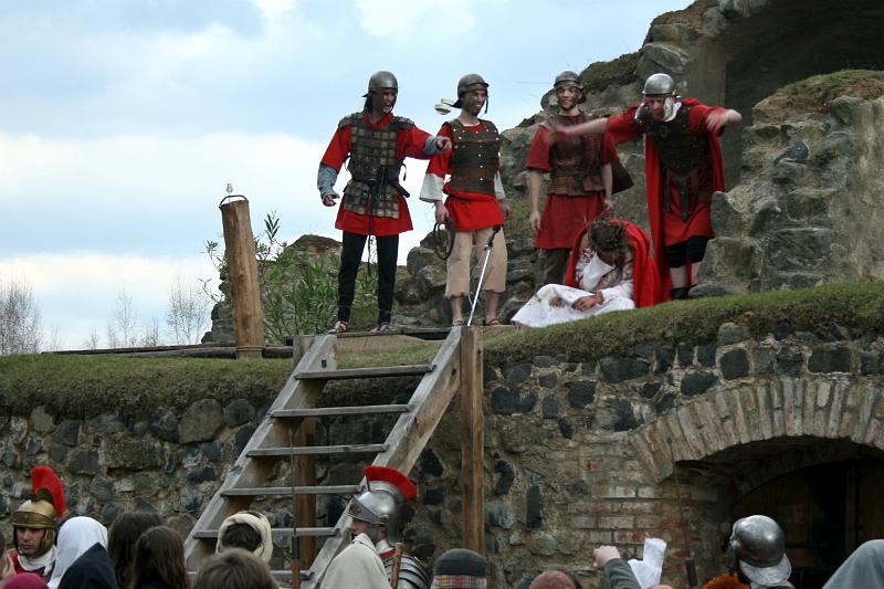 29.jpg - Korunování trnovou korunou