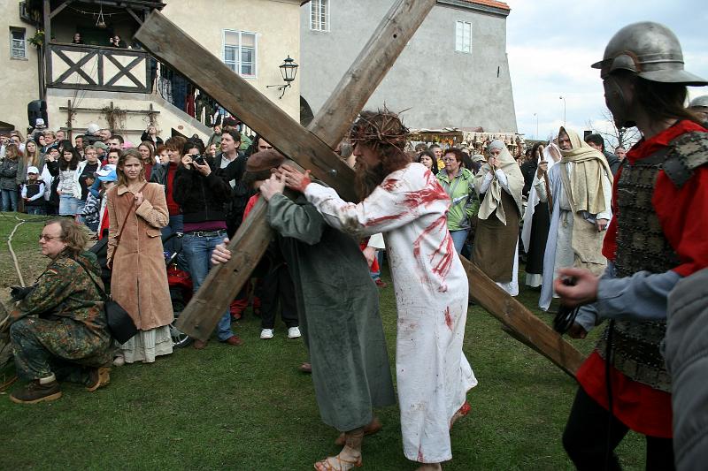 34.jpg - Šimon nese kříž s Ježíšem