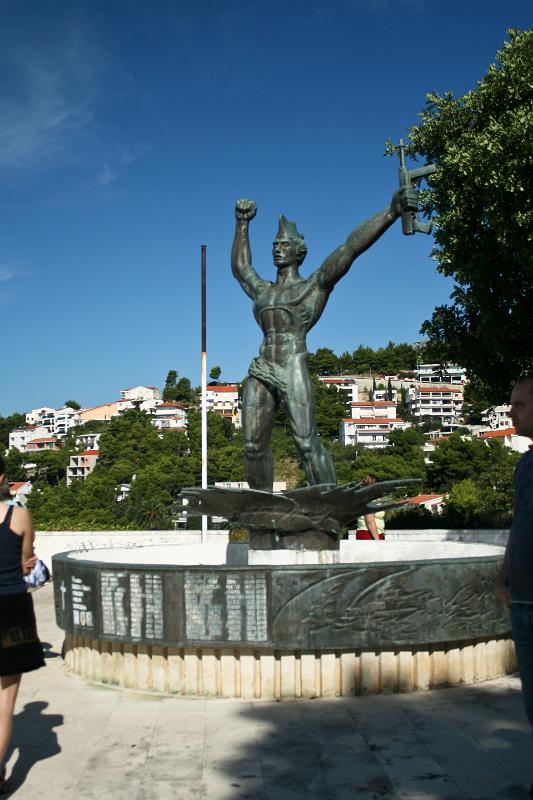 100922-042.jpg - Baška Voda - památník 2. světové války na gradine