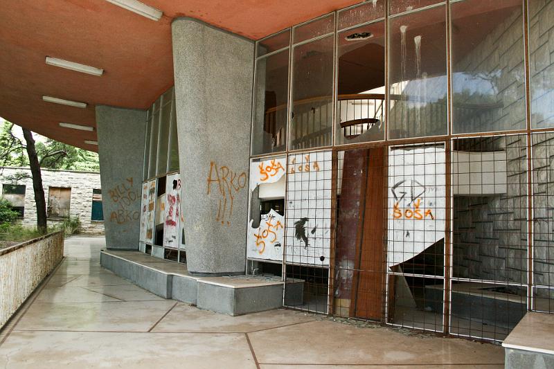 100927-066.jpg - Makarská riviéra - Krvavica, opuštěný hotel