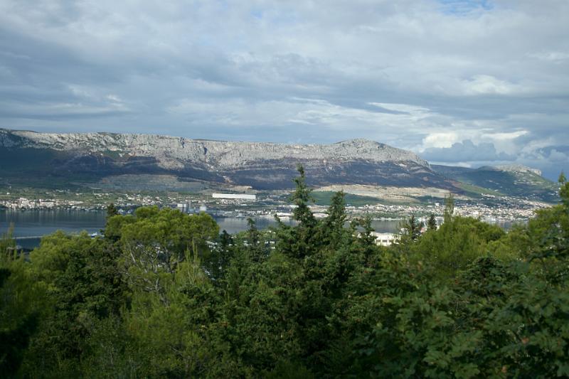 100926-070.jpg - Split - spáleniště nad městem