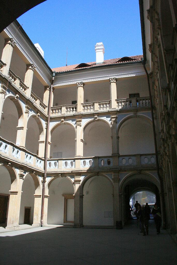 120519-092.jpg - Jičínský zámek - nádvoří