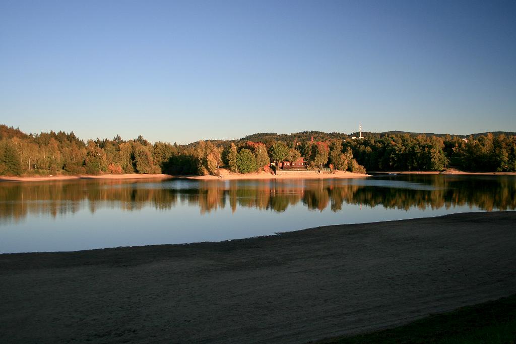 111002-02.jpg - Přehrada v podvečer