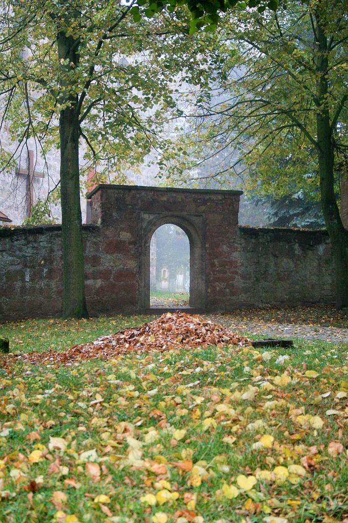 111022-05.jpg - Železnice - starý hřbitov