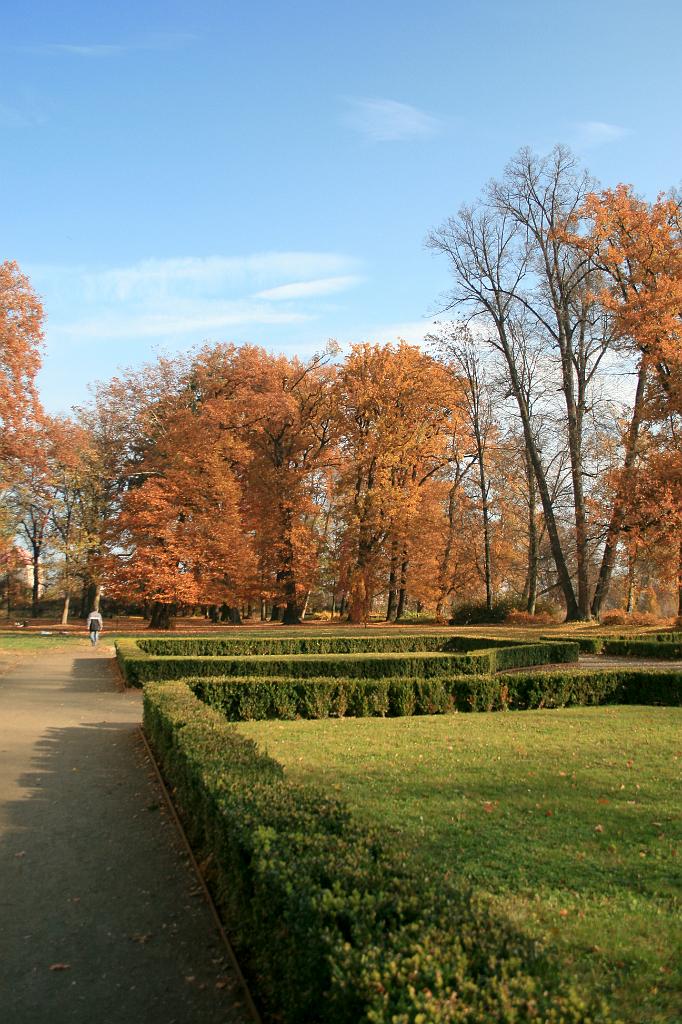 111106-26.jpg - Jičín - Valdštejnská lodžie - park