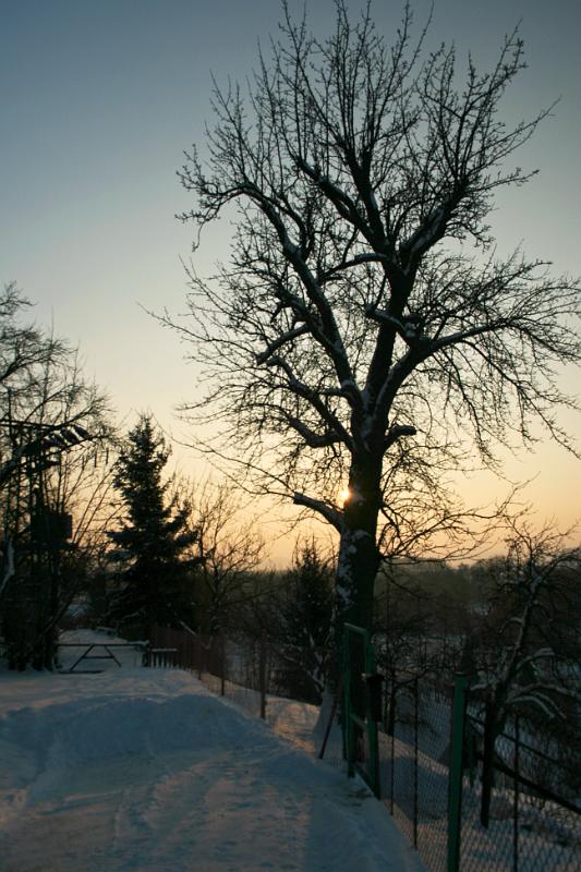 101228-08.jpg - Za kostelem
